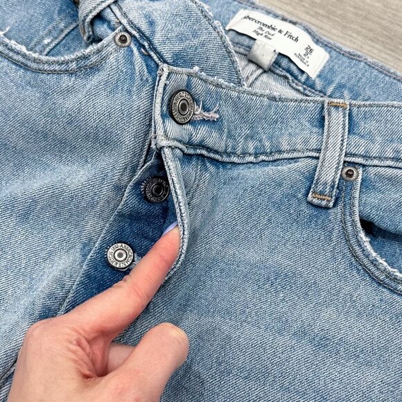 Abercrombie & Fitch The Dad High Rise Criss-Cross Waistband Jeans in Light Wash - Picture 4 of 15
